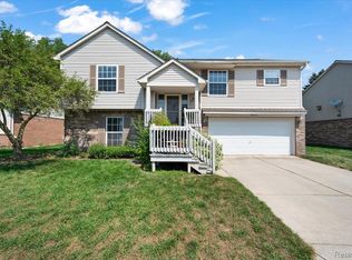 38472 Emerald Ln N, Westland, MI 48185