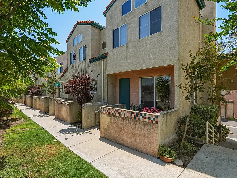 13901 Olive View Ln — Photo 2