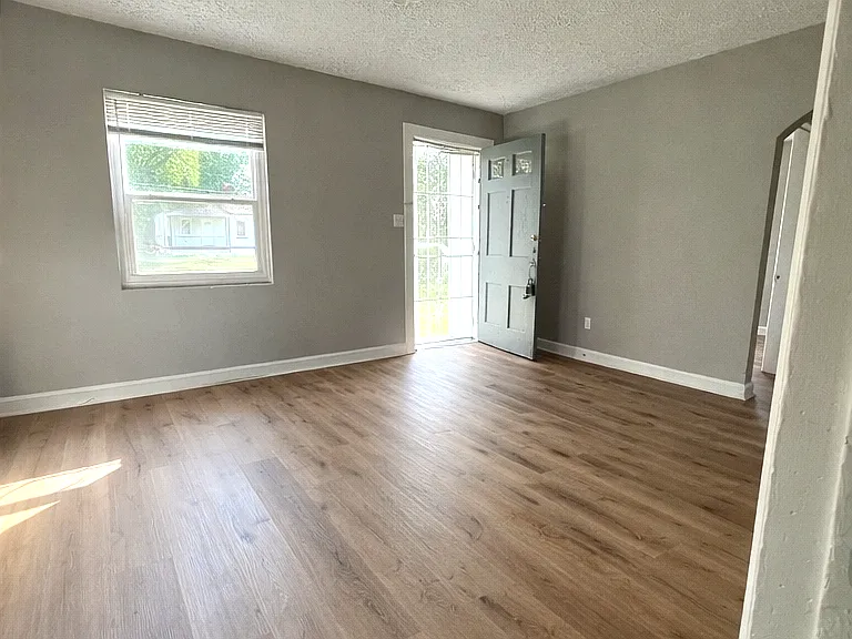 1438 Lillian Ave — Photo 8