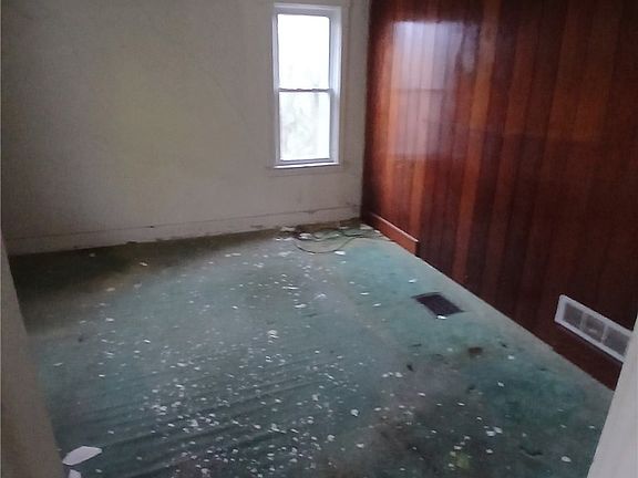 2nd image of 500 Pointview Rd