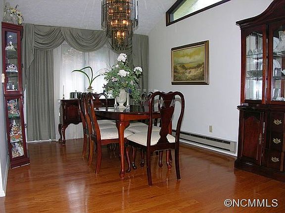 4th image of 110 Dazzling Brook Ln