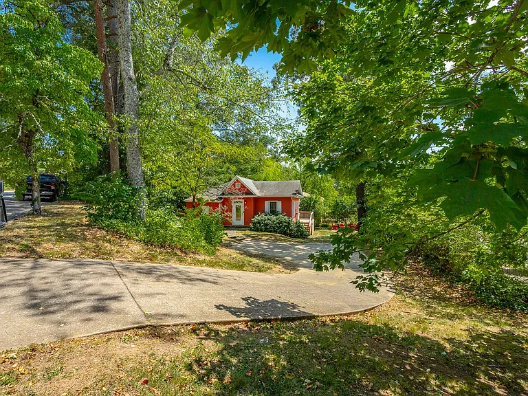 1300 Riverview Rd — Photo 4