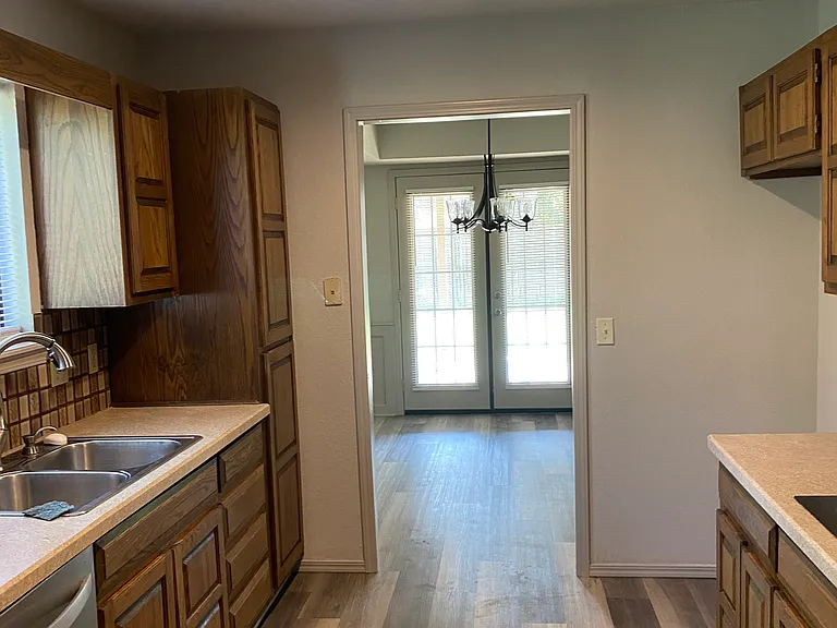 2212 S Fir Ave — Photo 2