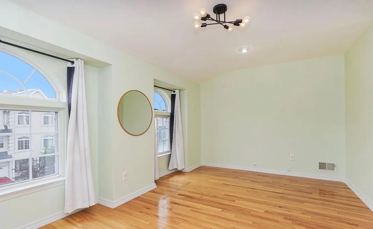 3 bed, 1200 sqft, $3,700 — Photo 3