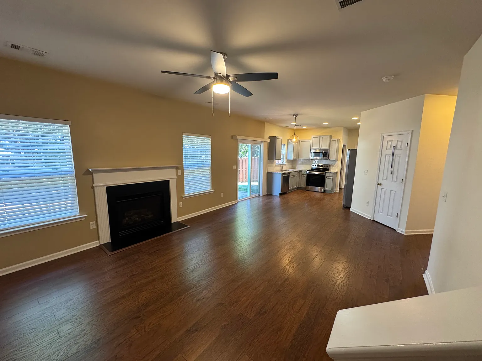 4 bed, 2000 sqft, $2,200 — Photo 2