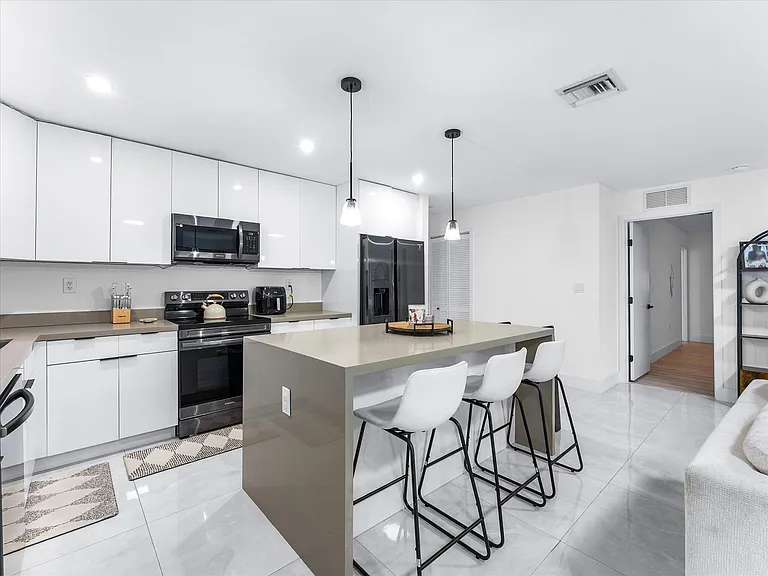 2848 NW 9th Pl — Photo 9