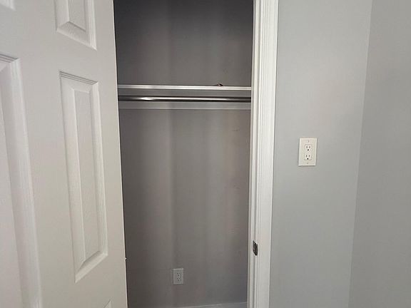 4th image of 115 E Monmouth St