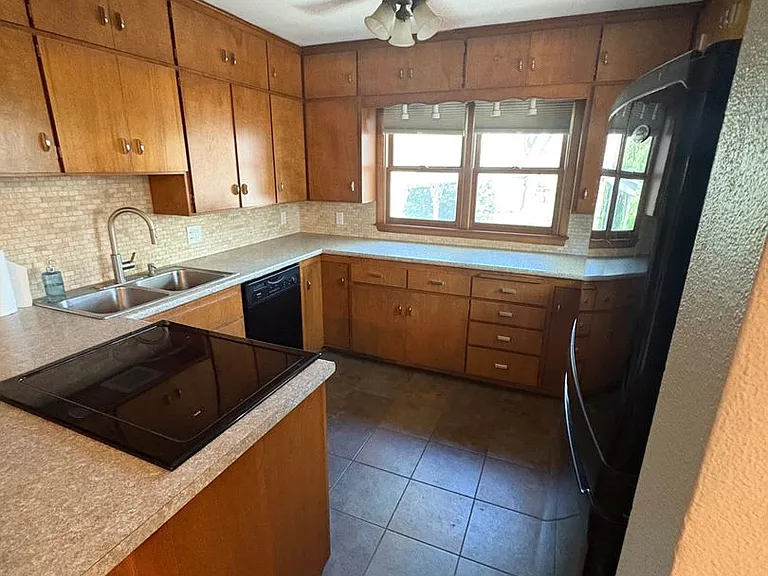 1139 Oregon St — Photo 10