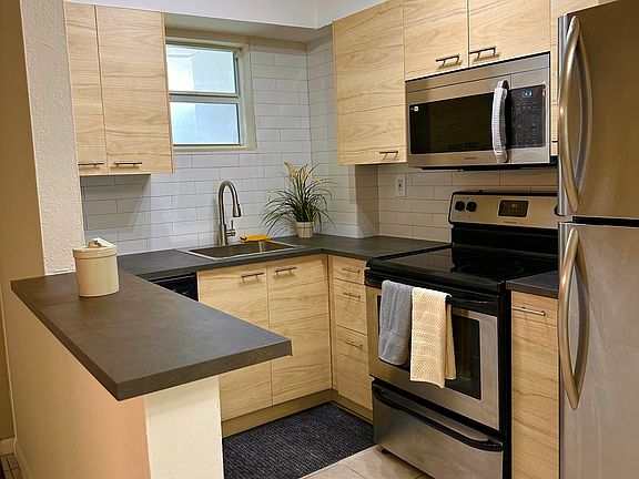 3rd image of 7133 Bay Dr APT 902