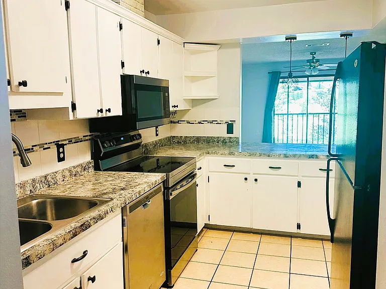 2947 SW 32nd Ave — Photo 4