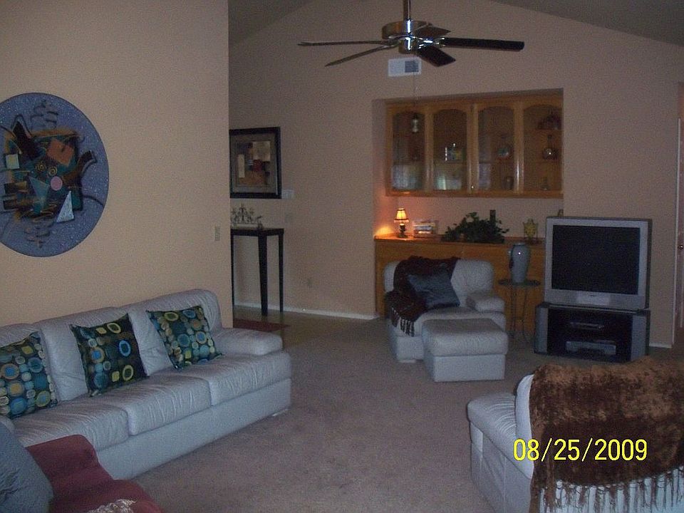 Spacious Family Room Great For Entertaining