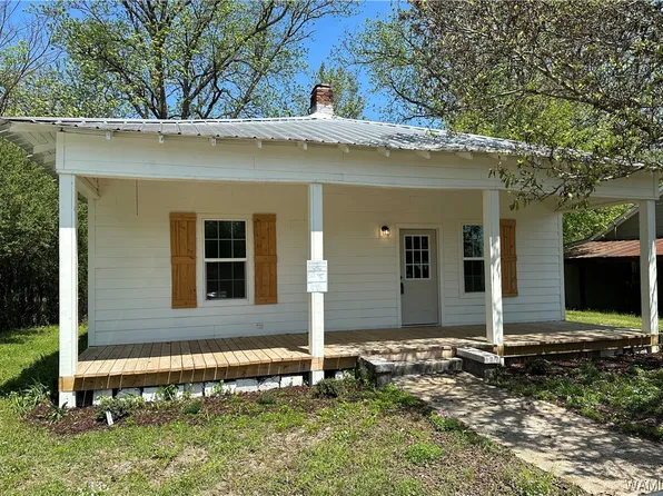 522 Market St, Moundville, AL 35474