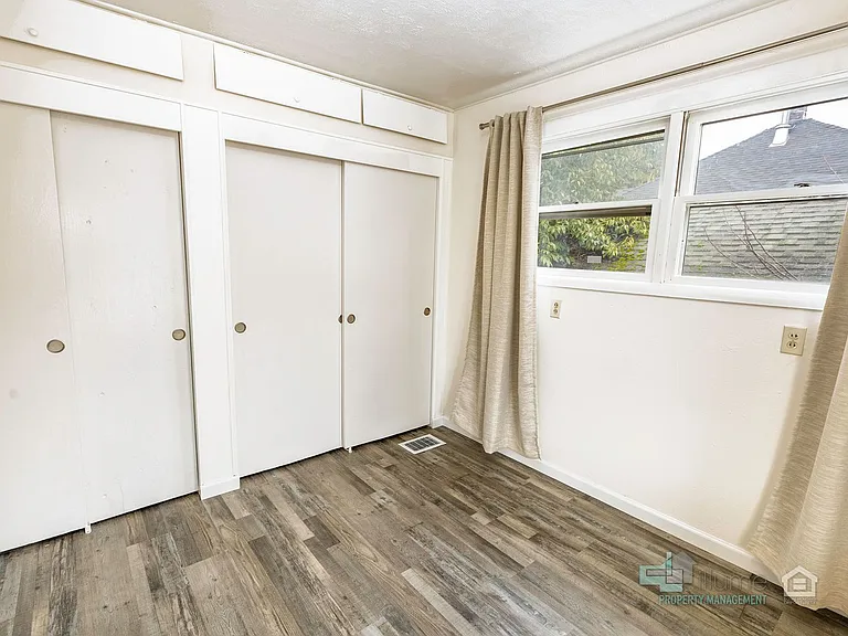 Charming Multi-Unit Living in Prime Northeast Salem Location — Photo 6