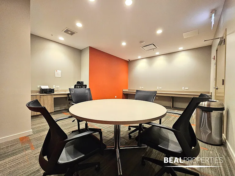 558 W Webster — Photo 24
