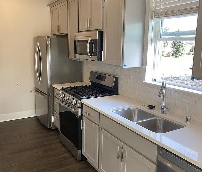 W218N16046 Tiger Lily Dr — Photo 3