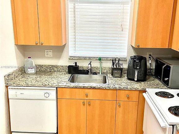 4th image of 4871 NW 9th Dr #4871