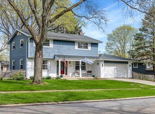 1217 Clyde Dr, Naperville, IL 60540