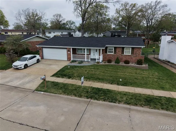 3841 Via Miralesta Dr, Saint Louis, MO 63125