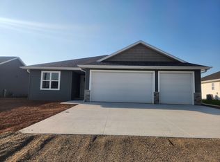 2027 Red Fox Ln, Kaukauna, WI 54130