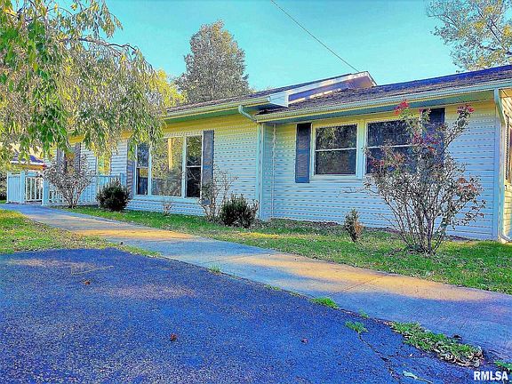 2nd image of 901 Locust St