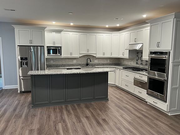 3rd image of 305 West Ln