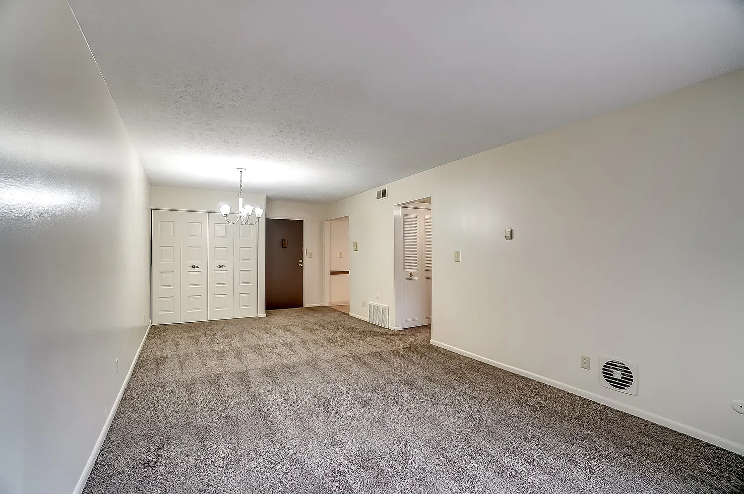 Embassy Plaza Apartments — Photo 3