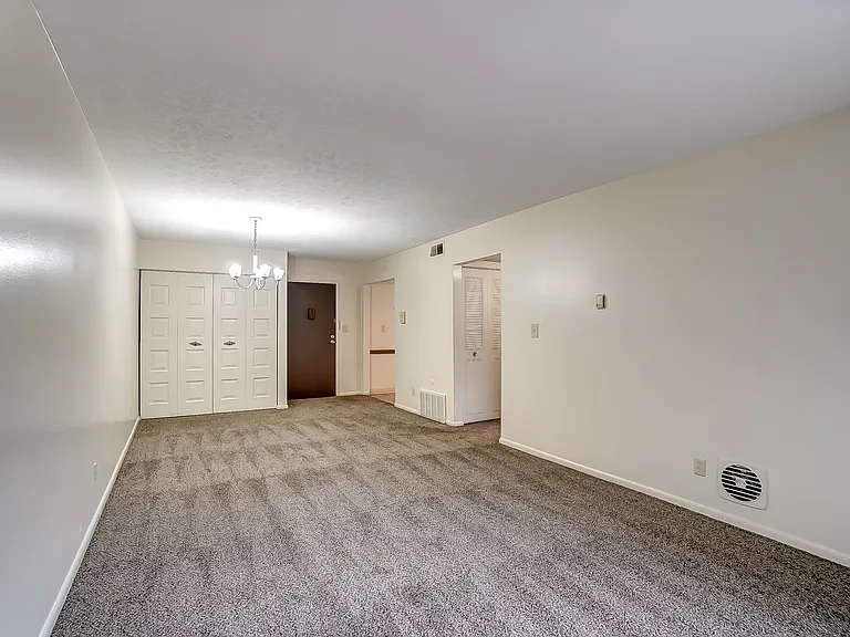 Embassy Plaza Apartments — Photo 3