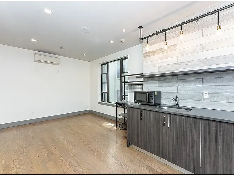 1649 Summerfield St #2A — Photo 1