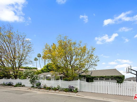 4th image of 17949 Karen Dr