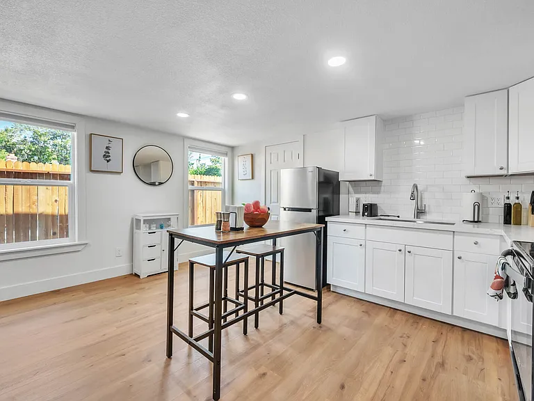 709 Main St #B — Photo 8