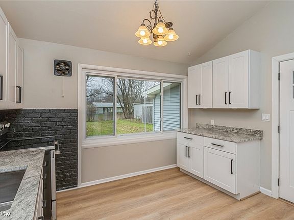 4th image of 2446 Amberly Dr