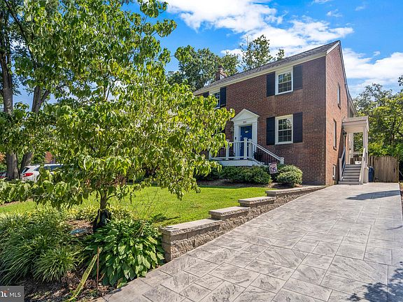 3rd image of 1612 Crestwood Dr