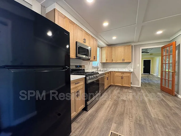 553 Manly Ave — Photo 9