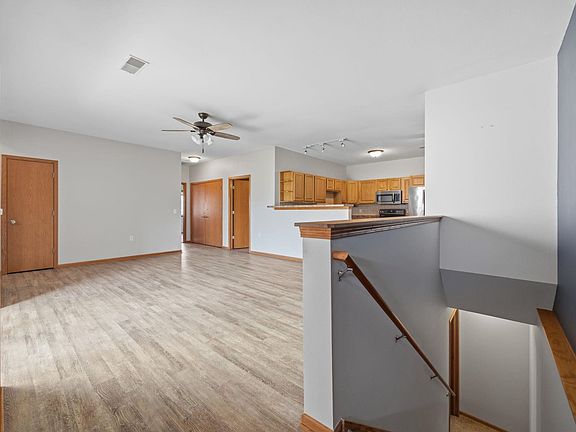 5th image of 1010 Parkview Dr APT 3