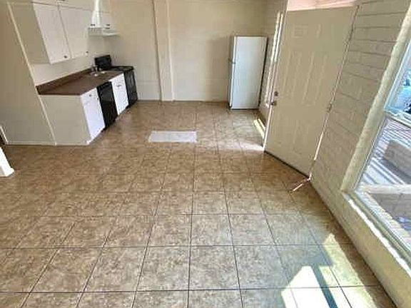4th image of 2333 W Glenrosa Ave Suite 118