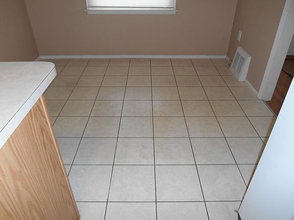 4th image of 27828 Larchmont St