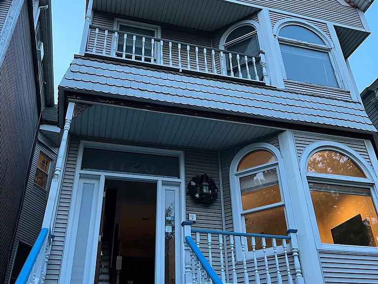 1126 W Roscoe St — Photo 39