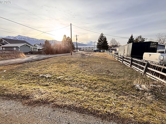 5th image of Roberts St