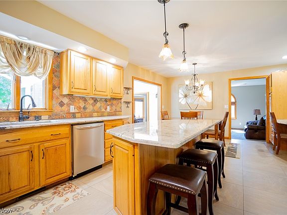 4th image of 8025 Meadowood Dr