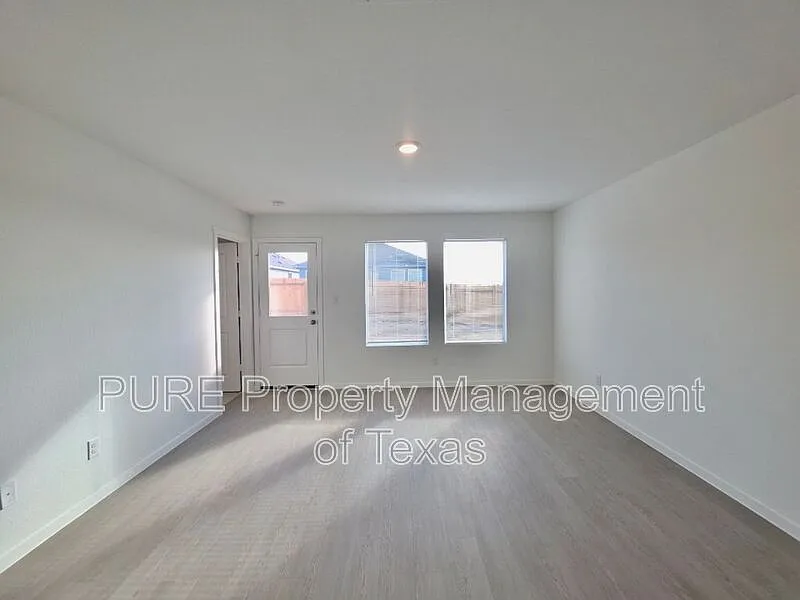 4 bed, 2.5 bath, 1850 sqft, $1,950 — Photo 4