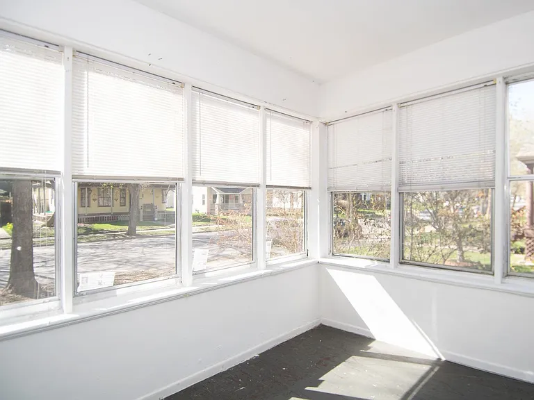 1600 Emerson Ave N — Photo 2
