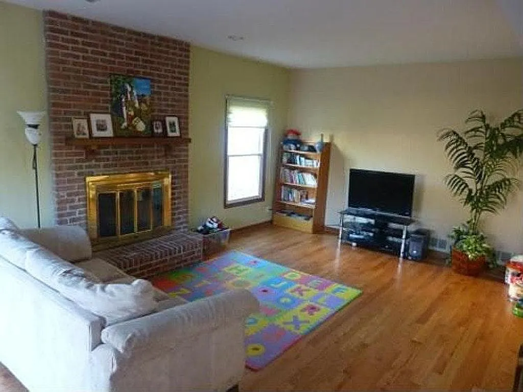 4 bed, 2.5 bath, 2789 sqft, $4,380 — Photo 4