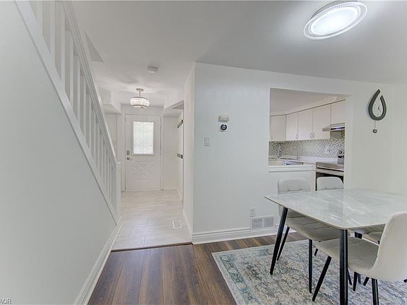 4th image of 32 Enfield Dr