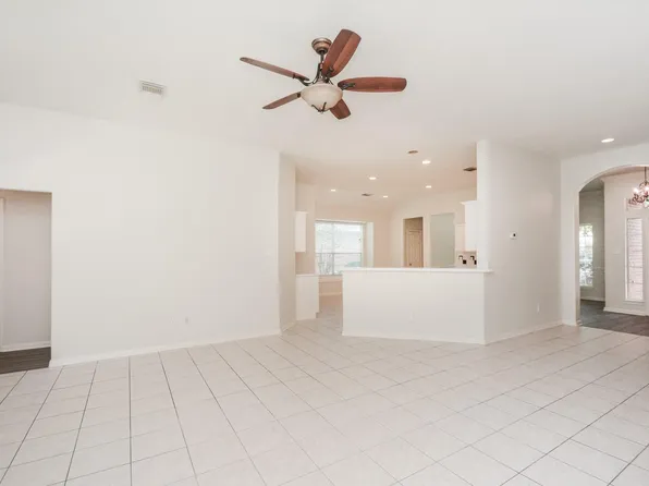 918 Tennyson Dr, Pearland, TX 77584