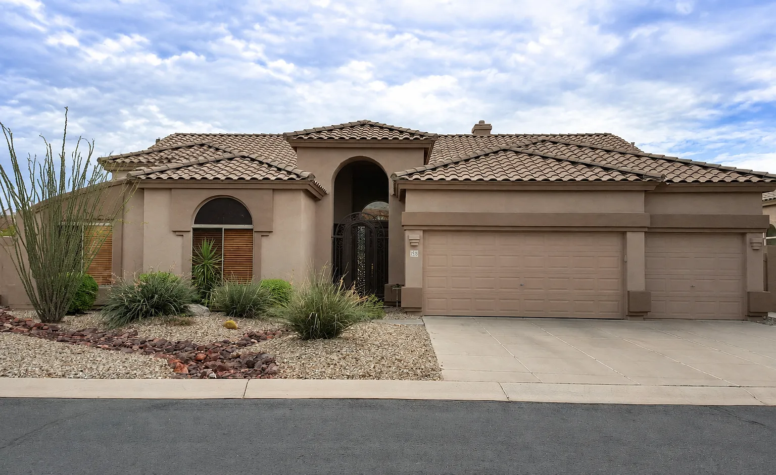 4 bed, 2.5 bath, 2866 sqft, $3,000 — Photo 1