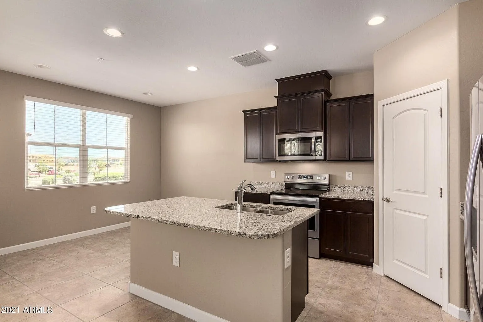 3 bed, 2.5 bath, 1856 sqft, $2,595 — Photo 2