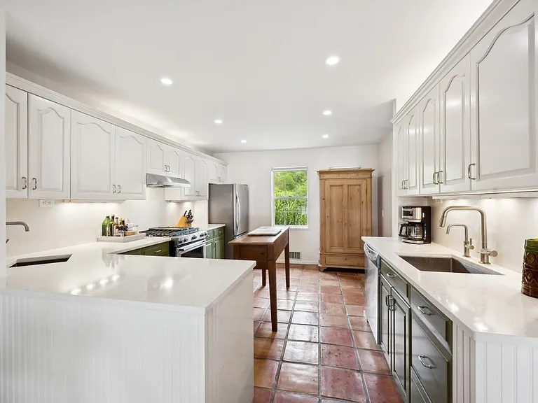 70 Mill Pond Ln — Photo 14