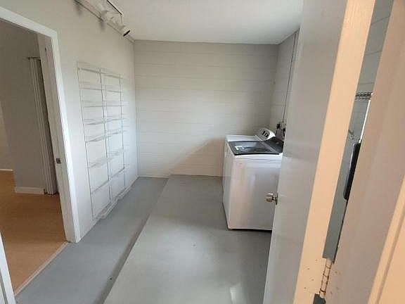 4th image of 4290 NE 27th Ct