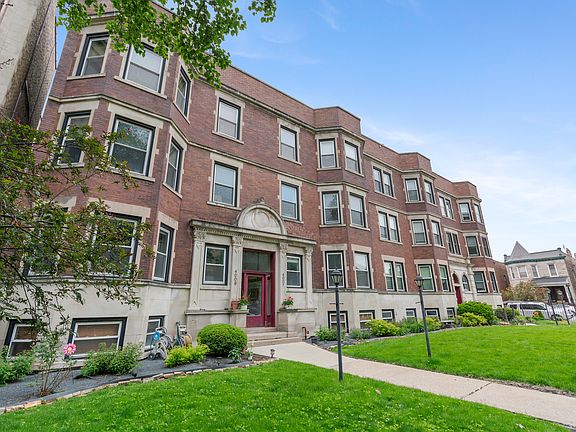 2nd image of 4007 N Kenmore Ave APT 2