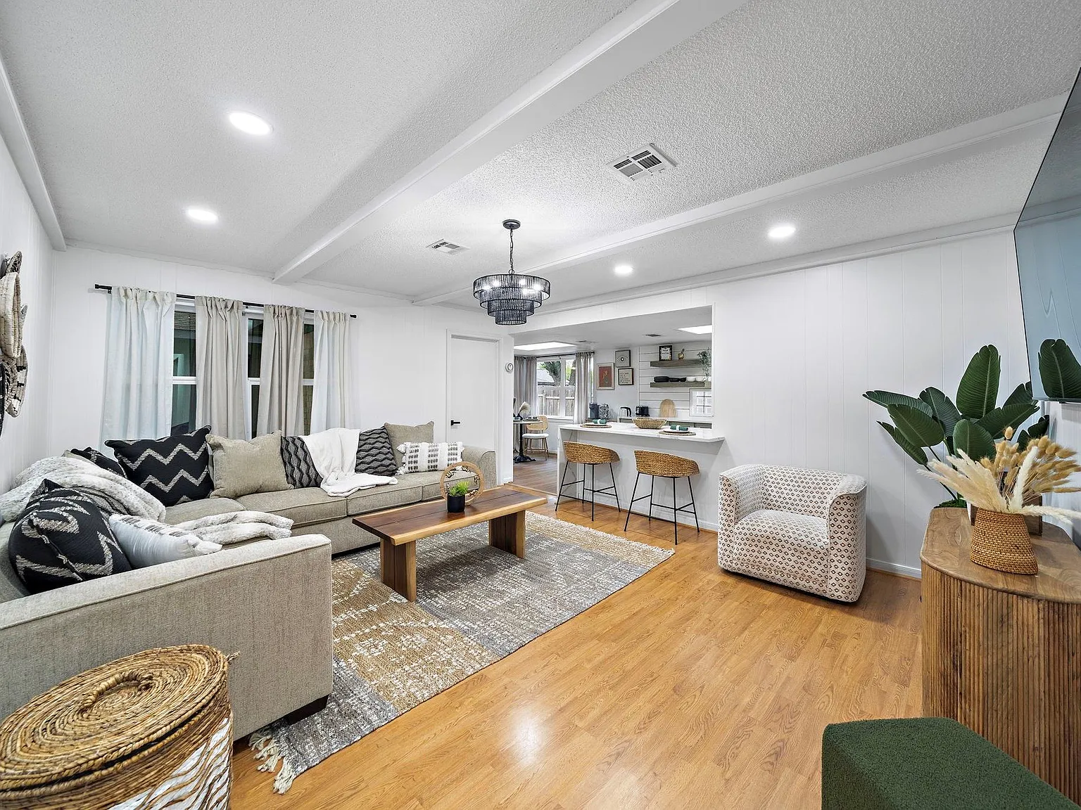 3 bed, 2.0 bath, 1586 sqft, $4,000 — Photo 3